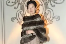 何超琼跟皮草太配了！盘发穿亮片裙贵气挡不住，秀身材小粗腿吸睛图片
