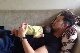 长大了！沙溢晒和小鱼儿4张同姿势对比照，笑称胸口碎大石的感觉图片