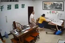 熊孩子尬舞扯翻翡翠柜台 老板回应：孩子没事，损失十几万视频封面