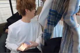 关晓彤惊喜现身《五哈》，和鹿晗视频不断，陈赫吃瓜表情太现实图片