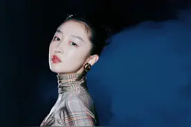 周冬雨助阵Burberry大秀，经典格子裙穿出复古摩登女郎范图片