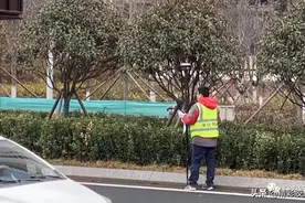 青岛某楼盘门口惊现“地铁勘察”人员，12号线快被玩坏了图片