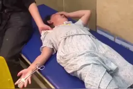笑哭！河北一女孩不小心被剪刀扎伤，躺病床上边哭边喊“奥利给”图片