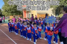 幼儿园要求集体穿白鞋，放学回家家长全蒙圈，网友：太好玩了图片
