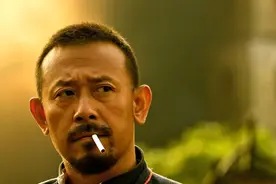 《让子弹飞》幕后：姜文临场给葛优加吻戏，老爹老弟老婆都拉来演图片