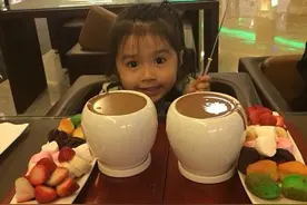 5岁混血萝莉因长相甜美被迪拜富豪收养，进入豪门的她，如今怎样图片