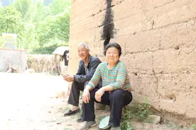 老人一辈子没出过大山，靠养土鸡年入15万元，为啥要给鸡戴眼镜？图片