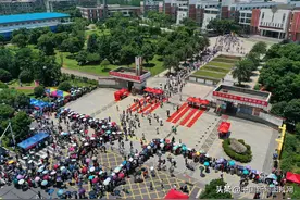 2021年高考首场考试结束 南昌考生走出考场图片