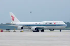 来了！国航B747、A330“锦礼号”彩绘飞机抵达成都天府国际机场图片