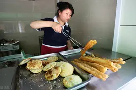 广西大妈开早餐店，利用一张“外卖神券”，年赚85万，大妈真精明图片