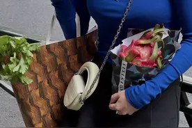 名媛打卡Prada后将菜丢进垃圾桶！网友调侃：这就是“菜媛”？图片