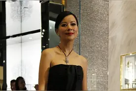 李美凤虽然年龄大了，但穿黑色抹胸裙仍有气场，600万钻饰挺抢眼图片