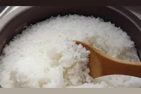 煮米饭时，大米应该洗几遍？以前一直搞错，怪不得米饭不软不香图片