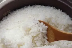 煮米饭时，大米应该洗几遍？以前一直搞错，怪不得米饭不软不香图片