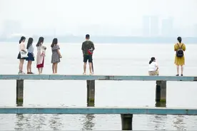 武汉高校毕业季：全班28人，只有一位留了下来图片