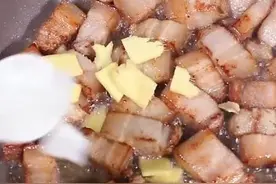 下班回家，一素一荤一碗汤，一个人的晚餐，实惠丰盛又满足图片