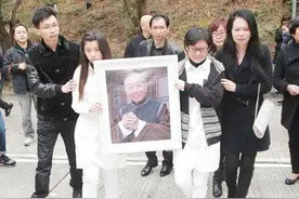 “燕赤霞”午马葬礼：成龙、洪金宝扶灵，小23岁妻子含泪痛哭图片