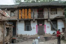 老话“门前不栽耷拉树，院中不挂红白布”，啥意思 ？图片