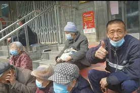 石家庄一大厦突发火灾，楼长挨家挨户疏散居民，助素不相识老太脱险图片