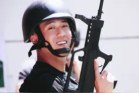 微博热搜的主人公原来是警察帅小伙儿！图片