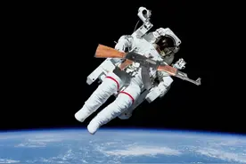 如果在太空中开枪会发生什么：你可能会死于自杀图片