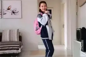 “高颜值”宝妈火了，穿女儿初中校服堪比校花，网友：心动的感觉图片