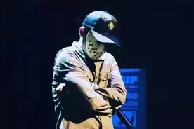 玩沙雕人设的法老最近被骂惨了，能帮他力挽狂澜的只有一个人图片