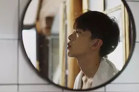 教科书式的男生拍照pose指南，学会这几招朋友圈晒照赞数过百图片