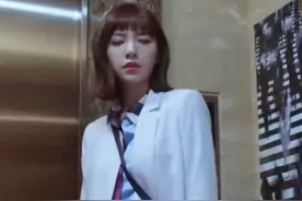灰姑娘将喝醉的总裁送回家，不料被总裁霸气拥抱，一嘴吻了上去！图片