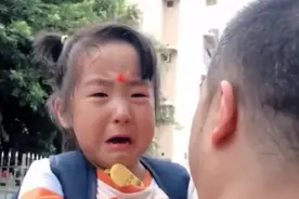 爸爸接女儿放学，父女相拥哭成泪人图片