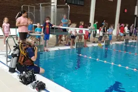 预防溺水的救命绝招，孩子在荷兰游泳训练必要技能图片