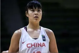 中国女版奥尼尔长相甜美实力强悍，高2米01重206斤，男友很高大图片