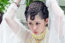 她曾参与演唱《北京欢迎你》，因说错一句话被封杀，如今怎么样了图片