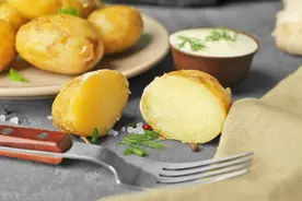 土豆千万不能这么吃！医生提醒，土豆没吃对容易伤身体图片