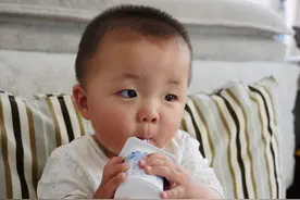 大宝喝酸奶二宝馋得流口水，宝宝多大可以喝酸奶？附挑选酸奶方法图片