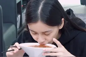 baby端着碗盛饭，却被她手上的美甲吸引，这款式我真第一次见图片