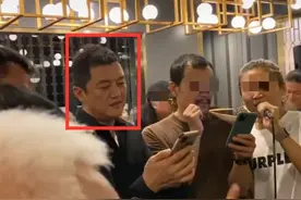 李亚鹏与老友重聚，堪称在场男星中最帅，王学兵却发福老到认不出图片
