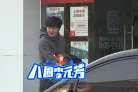郭京飞现身街头，打扮普通与对戏演员讨论，暖心提醒后辈注意细节图片
