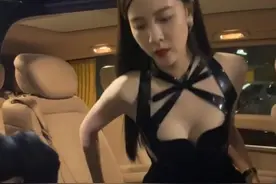 宋妍霏下车被粉丝狂拍，正对镜头，看清身材，我承认我心动了图片