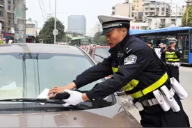 汽车被贴罚单先别慌，这3种撕掉扔了就行，交警也没办法图片