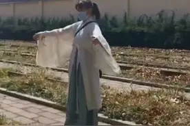 女孩穿汉服到烈士陵园行礼，市民：现在的年轻人越来越懂事了图片