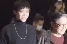 69岁李立群与女儿牵手亮相，李元元身材高挑颜值高，被指撞脸巩俐图片