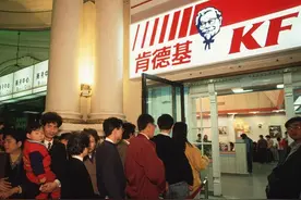 老照片：80年代肯德基在中国，用餐者排到了门外，单日营业额30万图片