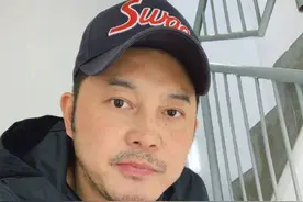 沙溢陪儿子上课，楼道里干啃面包还躲门外偷听，卑微又真实图片