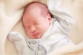 宝宝在肚子里面发育的不错，一出生就能看到，妈妈们可以比对一下图片