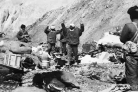 中印红山头之战，炮兵抵近射击，印军裤子没穿，漫无目的打枪图片