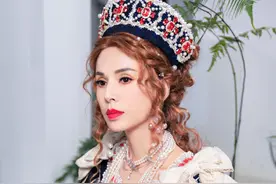 54岁李若彤近照惊艳！挑战洛丽塔显奢华贵气，网友直呼在逃女王图片