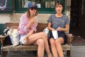 热情奔放的国家，当地美女应邀你去洗澡，千万不要拒绝她们的热情图片