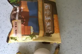 一分钟做好的香蕉鸡蛋饼，女儿怎么吃都吃不够！减肥也可以吃图片