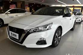 成熟自吸低油耗，日系合资热门B级轿车，带你看日产天籁图片